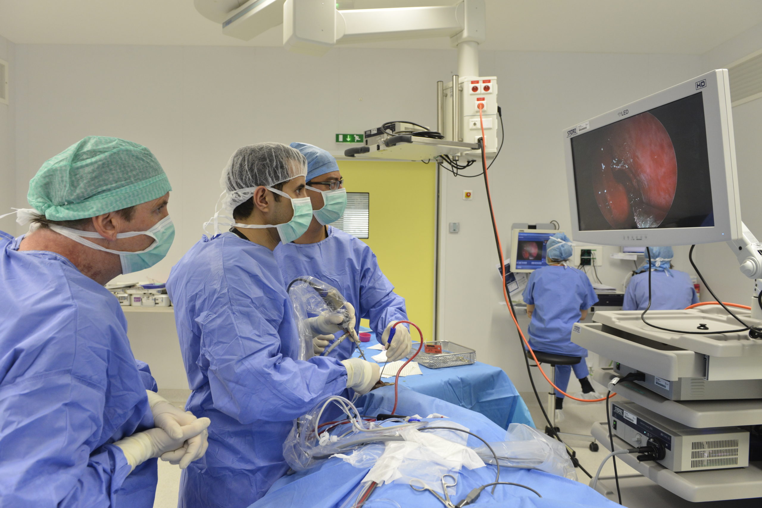 Chirurgiens opérant un patient au CHSF