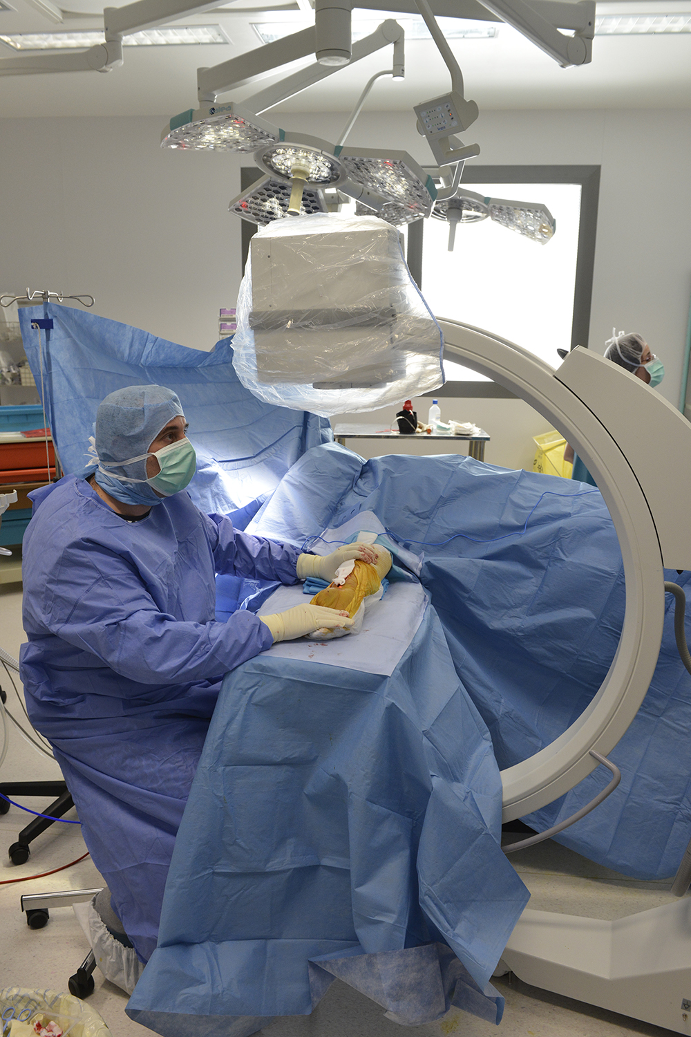 Chirurgien opérant un patient en orthopédie au CHSF