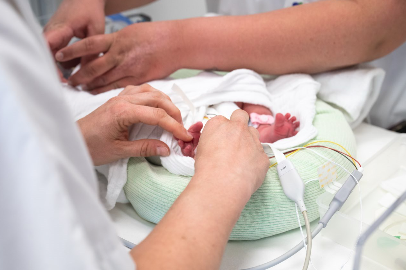 Soins d'un bébé au service de médecine et réanimation néonatales du CHSF
