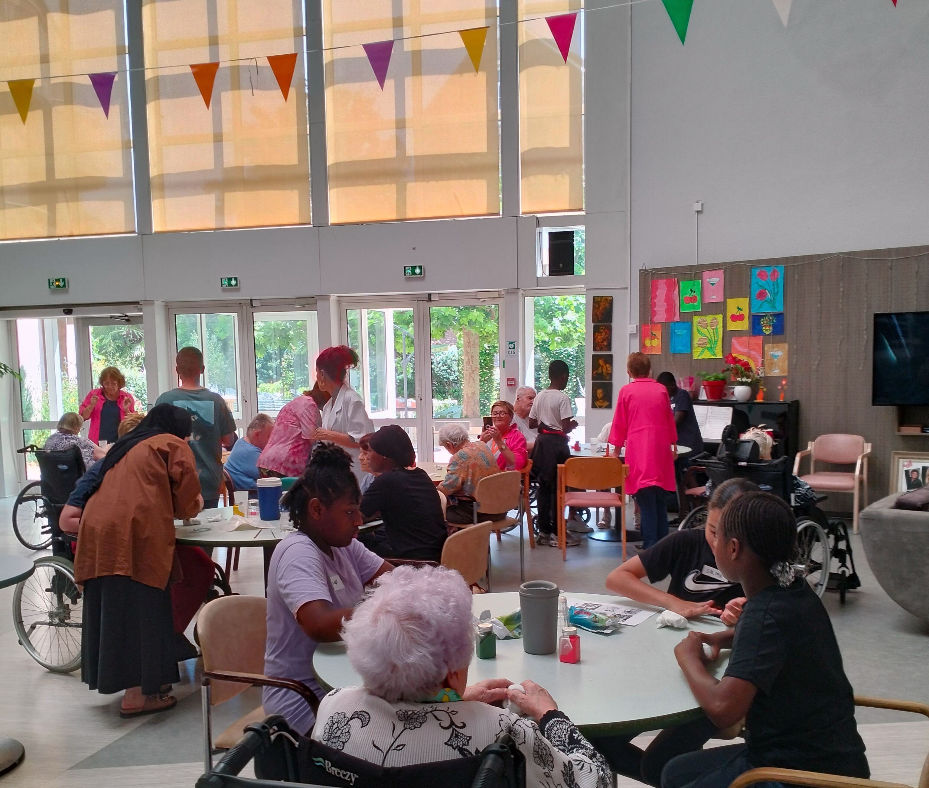 Atelier avec les Blouses Roses et les participants du projet citoyen porté par ds étudiants de l'INSEEC