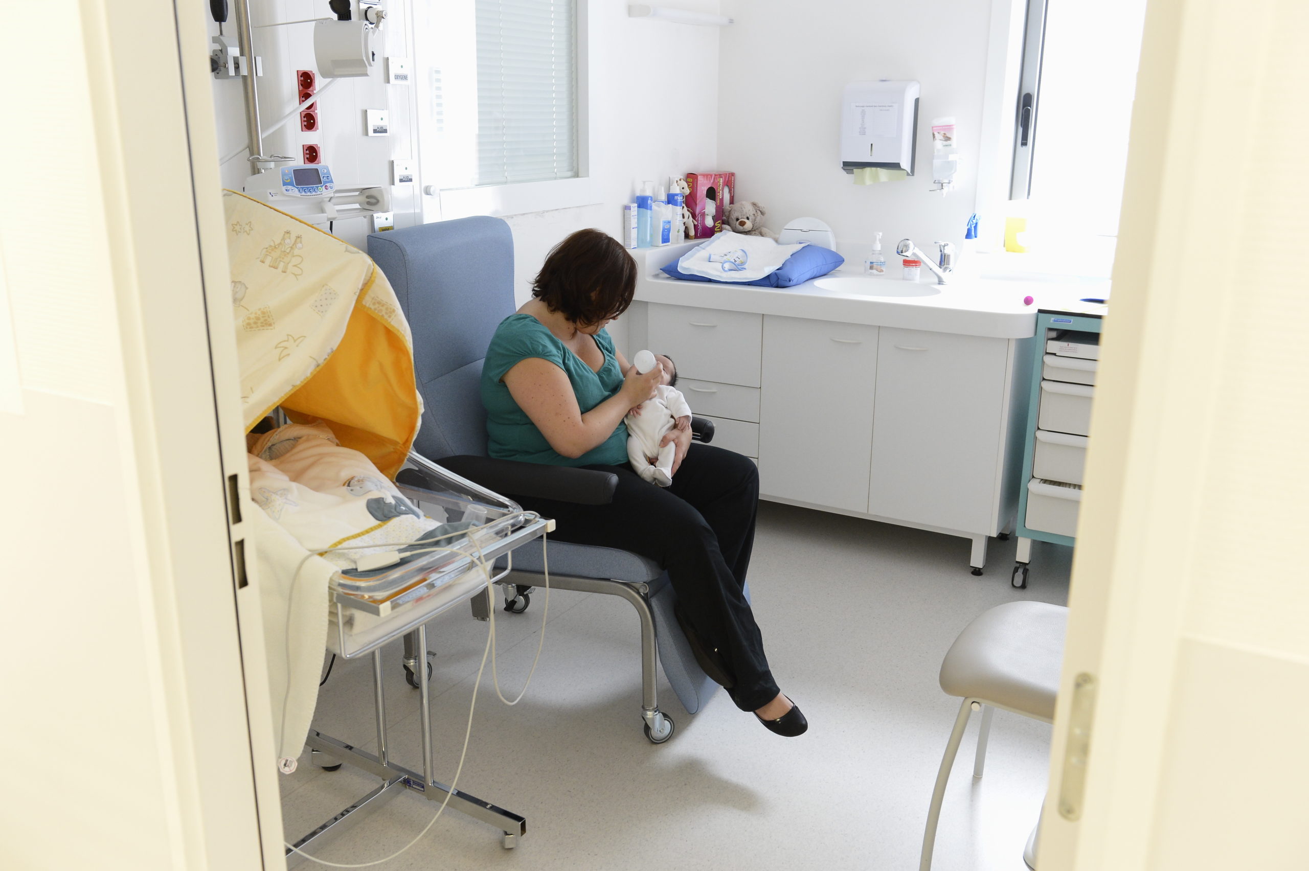 Maman donnant le biberon à son bébé au CHSF