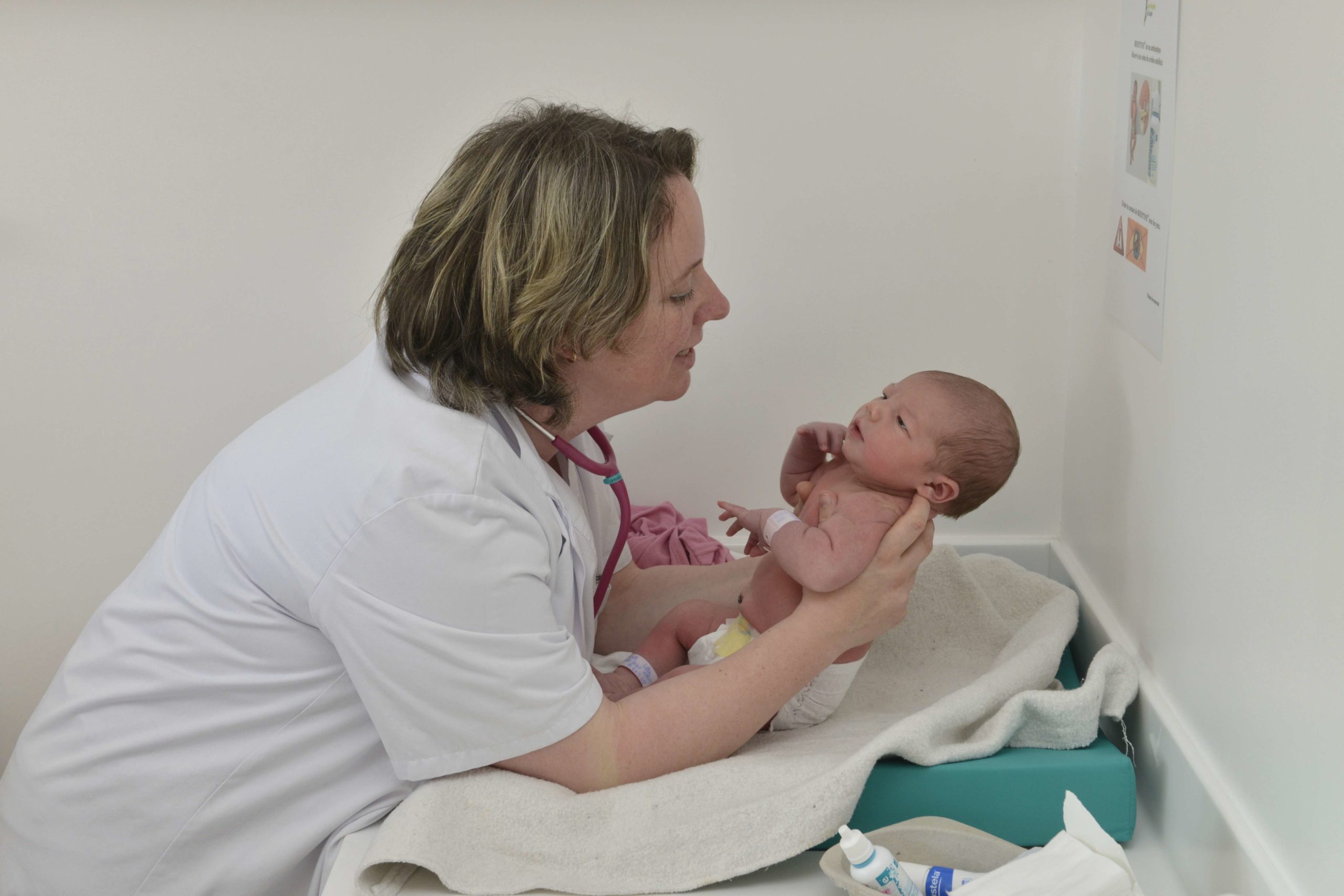 Sage femme examinant un bébé au CHSF