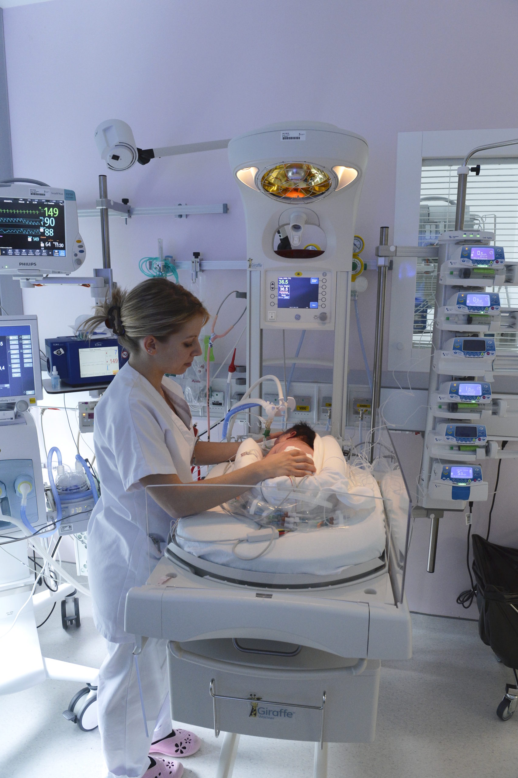Soins d'un bébé au service de médecine et réanimation néonatales du CHSF