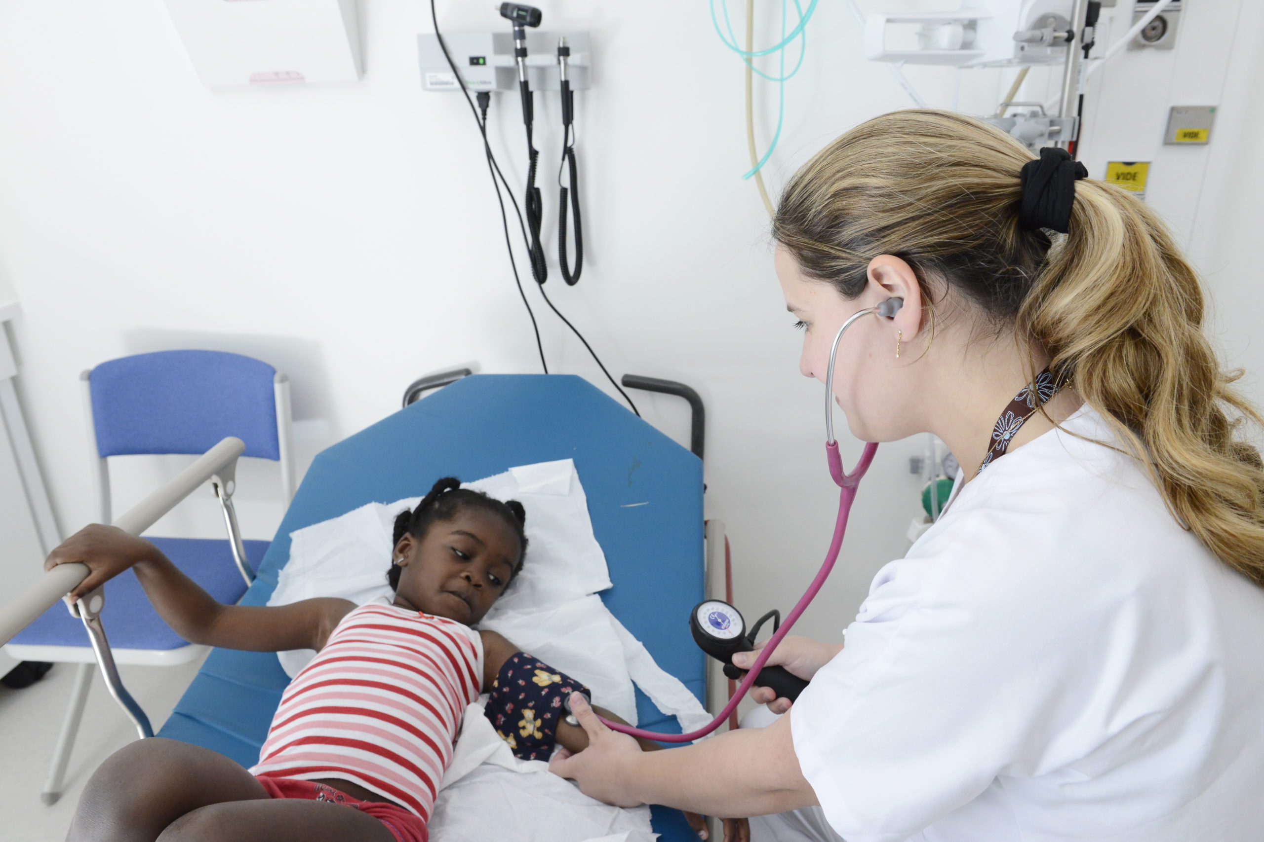 Infirmière de pédiatrie prend la tension d'une enfant au CHSF
