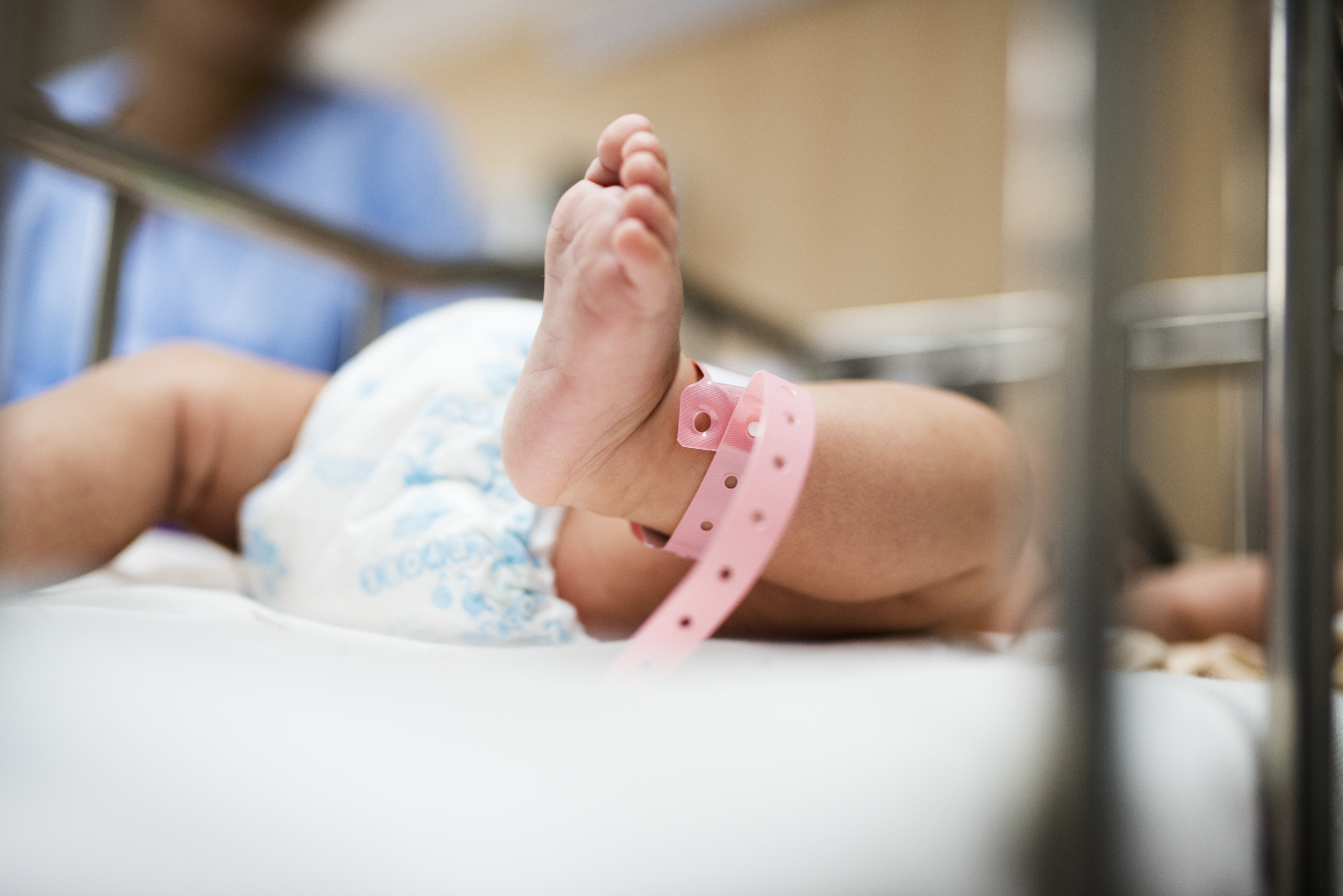 Maman donnant le biberon à son bébé au CHSF