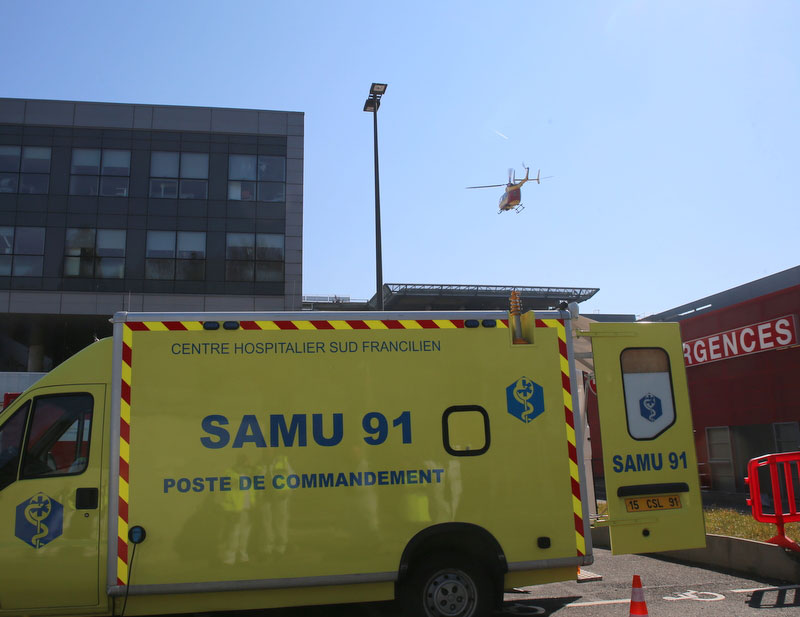 Véhicule du Samu 91 aux urgences du CHSF