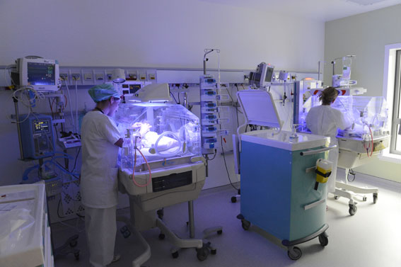 En salle de soins intensifs et réanimation néonatale au CHSF