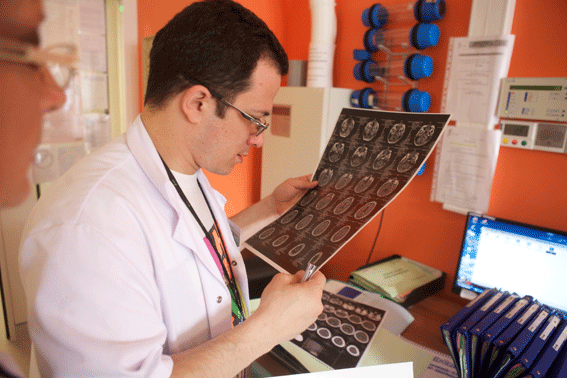 Médecin du CHSF analysant un résultat de scanner
