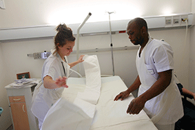 Préparation d'une chambre individuelle à l'hôpital sud francilien